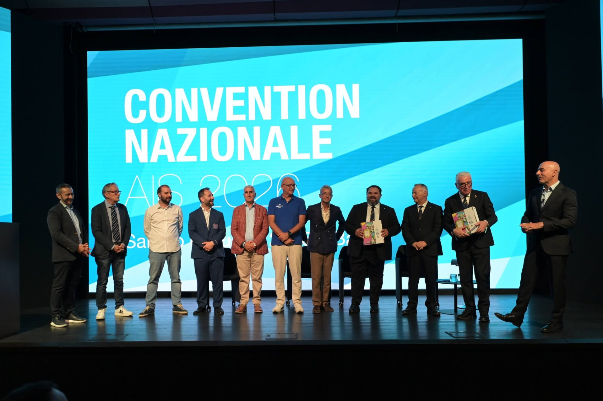 Foto di gruppo sul palco della Convention Nazionale AIS 2026
