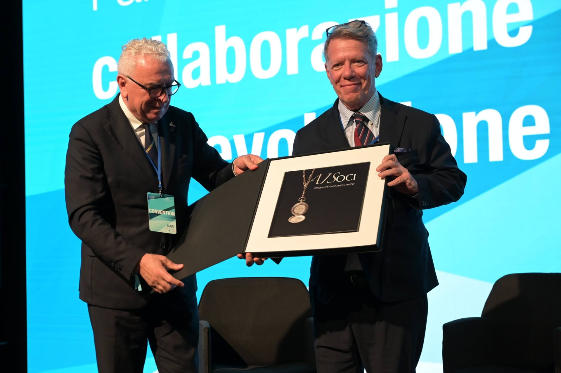Consegna del riconoscimento AIS sul palco della Convention